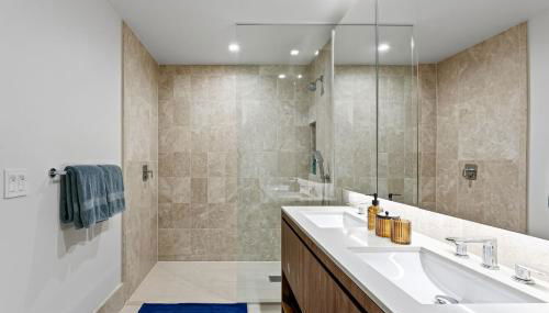 Pearl Coast - Modern 2BR with Rooftop Pool & Views - Foto 4, towels, Shower