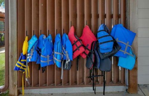 Lakefront Lodge with King Beds and Game Lounge - Foto 29