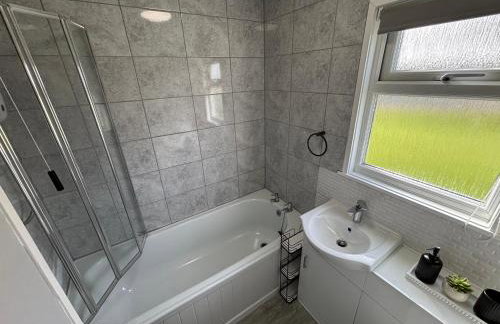 169 - Two bed Chalet on Sunbeach Holiday Park - Sleeps 5, pet friendly, FREE pool and entertainment passes included - plus WiFi, bed linen and towels included 300m from the beach! - Foto 11