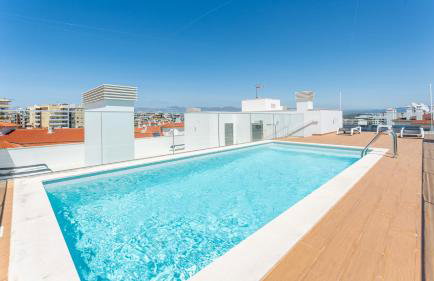 Modern 2BR w Rooftop Pool & Parking by LovelyStay - Foto 23