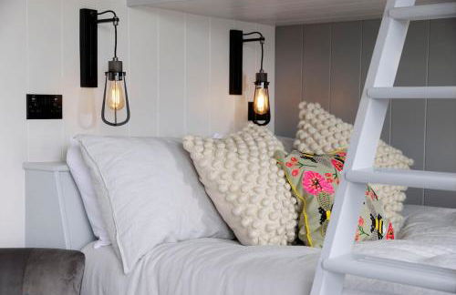 Luxury Shepherd hut with hot tub - Photo 24