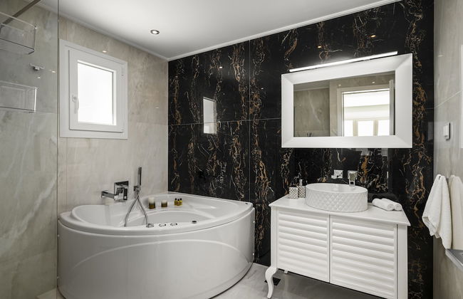 Villa Monte Leone by Konnect with Pool, Hot Tub, Spa Room & Stunning Seaview - Photo 23