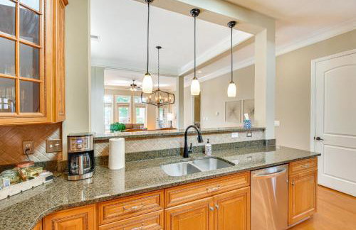 Spacious Lake Keowee Home Boat Slip and Pool Access - Foto 10