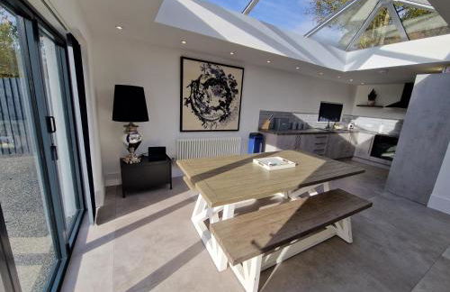 Modern & Spacious 5 Bedroom Bungalow with Parking Near Brecon Beacons & Bike Park Wales - Photo 1