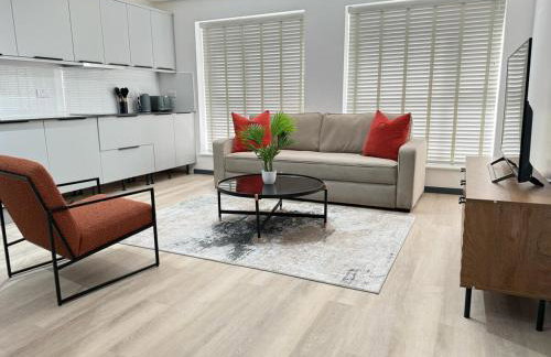 Elegant 2-Bed Apartment with AC, Sleeps 6, Free Parking, Netflix, WiFi, New build - Photo 2