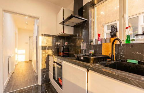 Spacious 3-Bed Home for 8 | Free Parking & Garden - Foto 17