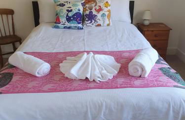 Large private home with small lake and garden - Photo 40