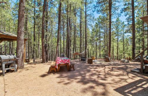 Near Trails Forest Lake Retreat with Backyard Oasis - Foto 28