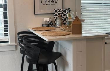 Walk to Best Eats and Shops and Stay in Style - Photo 9