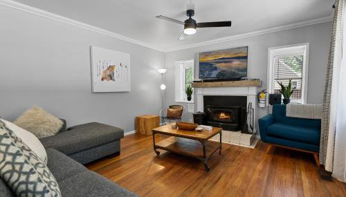 Happy Hours - Modern Cabin with Game Room and Peek-a-Boo Lake Views! - Foto 3