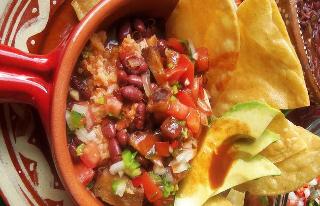 Impressively designed and decorated 3rd-floor space overlooking pool in Coco - Photo 38