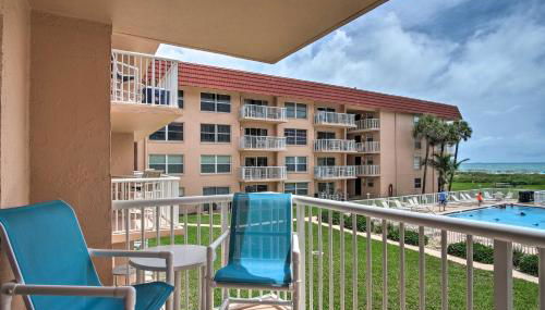 Sunny Cocoa Beach Condo with Balcony and Pool Access - Foto 2
