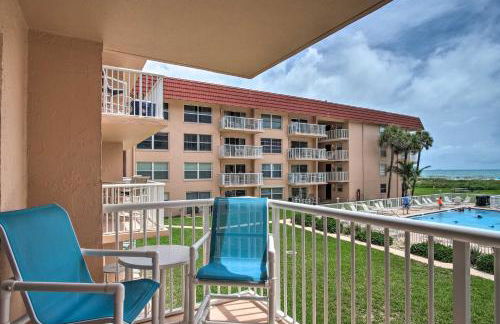 Sunny Cocoa Beach Condo with Balcony and Pool Access - Foto 2