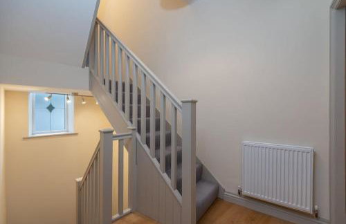 Sleeps 6 4 bedrooms 2 minute walk to the Square Hosted Happy Valley Cast - Photo 41