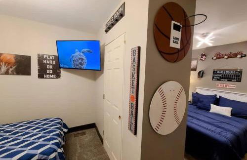 King Bed In Main Floor - Downtown Vacation Rental - Foto 40