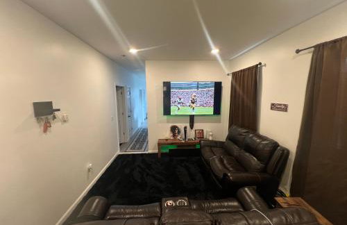 Newly renovated furnished home - Photo 7