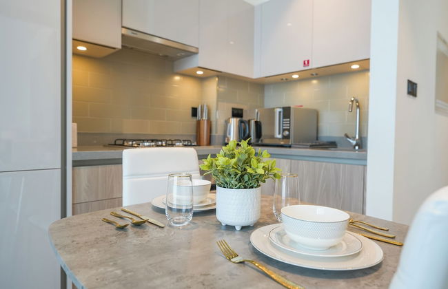 Yogi - Bright Apartment With Panoramic CityScape Views - Photo 14