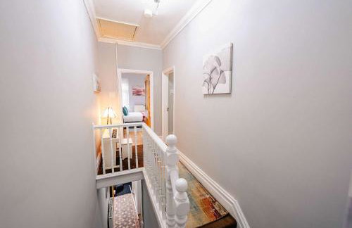 3BR 2Bath Home with Hot Tub Games Room By Stadium with Fast WiFi & Free Parking - Foto 4