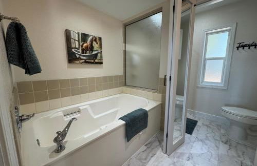 Red Rooster Family Cabin w/Hot Tub+Fire Pit+View - Foto 9