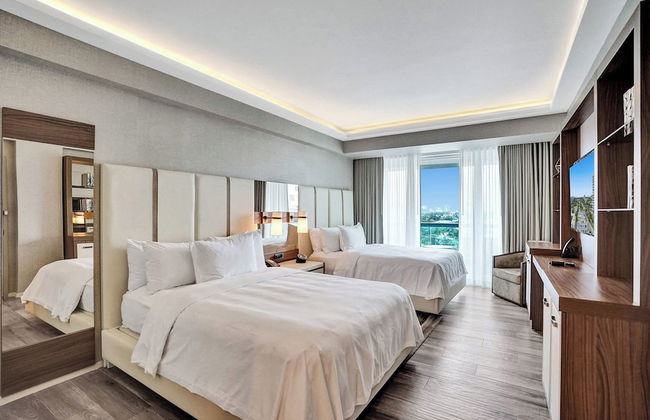 Elegant Beachfront Condo: Your Perfect Getaway! - Photo 9