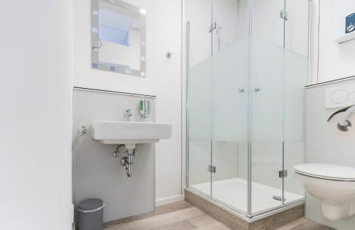 Private room #3 with Queen size, ground floor, AC, 2min to RAB - Foto 3