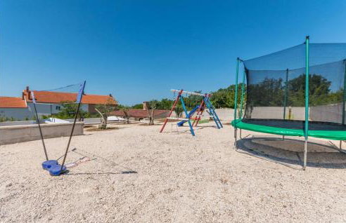 Gorgeous Home In Nadin With Wifi - Photo 18