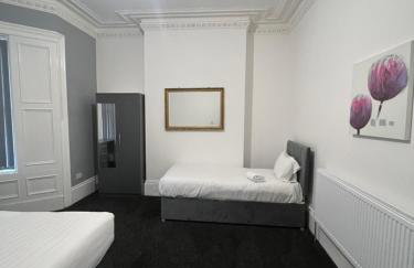 4 BR, Large & Modern Private House Central Location - Photo 1