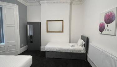 4 BR, Large & Modern Private House Central Location - Foto 1