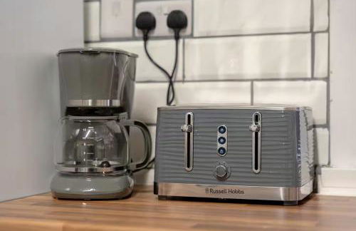 Family-Friendly 2-Bed Home with Games & Fireplace - Foto 10