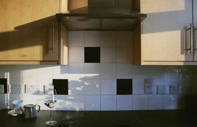 London Gem - Chic Apartment Retreat - Photo 5