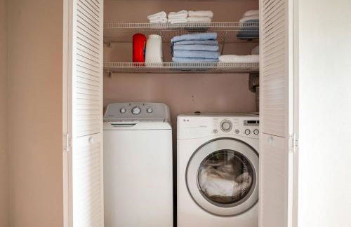 NEW! Family-Friendly Getaway -1 Mi to Dtwn Salem w Roof Deck & Tiki Bar - Foto 36