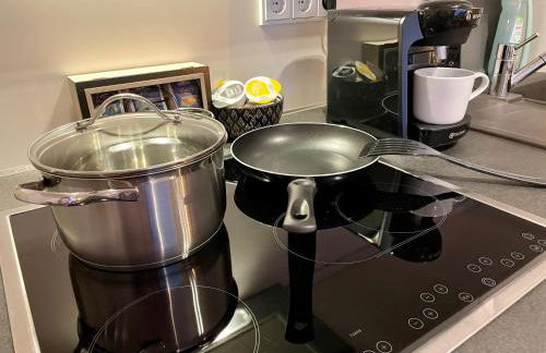 Studio Stevie Nicks I Workplace I 24in Screen I Kitchen I PS4 - Foto 10