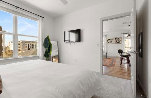 Elevated Contemporary 2BR 2BA with Balcony - Foto 13