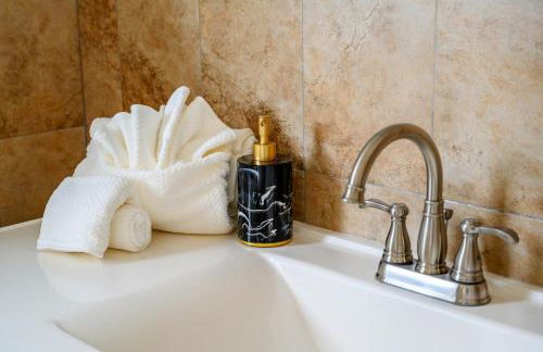 Modern 3BR Townhouse with Private Rooftop & Parking Minutes to NYC - Foto 28