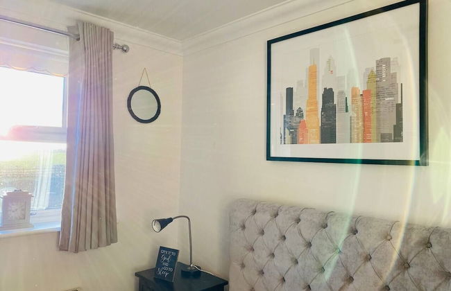 4-bed House With Private Garden in Barnsley! - Photo 7