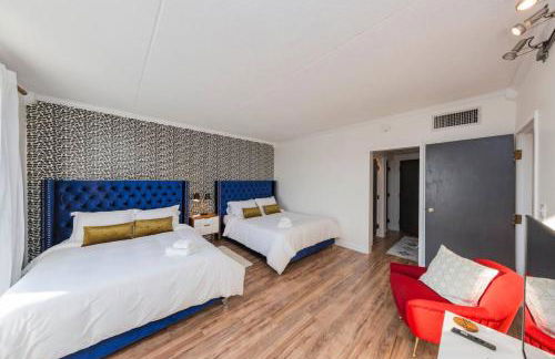 Two Condos on Music Row that Sleeps 14 with POOL and Parking - Foto 23