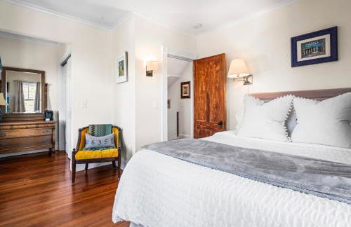 Historic Home and Cottage with Seaport View - Foto 26