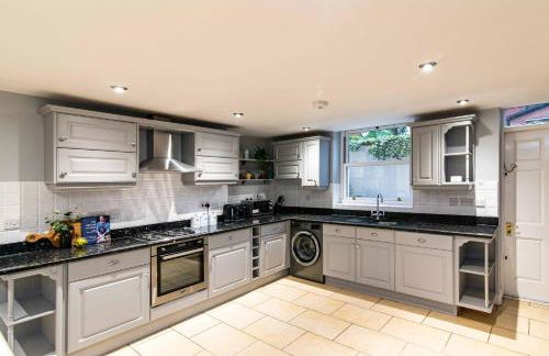 St Johns, Wakefield - Self check in & free parking - Foto 3