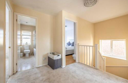 SPACIOUS 3 BEDROOM HOME - GREAT FOR FAMILIES! - By Tempstay - Foto 16