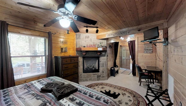 Creeksong Hollow 2 Bedroom Cabin by RedAwning - Foto 4, Habitación