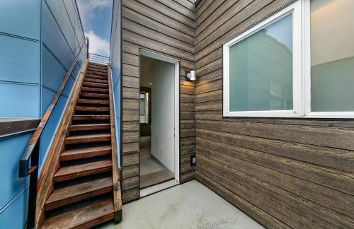 Lake & City View Modern Retreat w AC - Photo 25