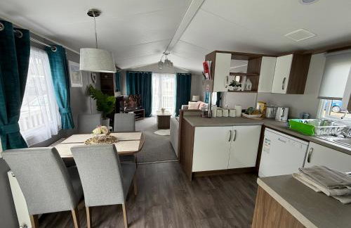 LuxeHaven at Tattershall Lakes Park with Hot Tub - Foto 41