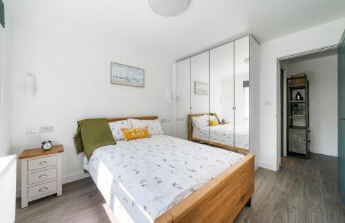 Newly Refurbished 2 Bed Flat - Photo 40