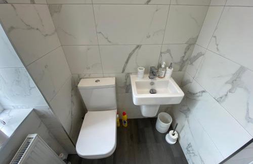 Luxury 3-Bed House-Jaquzzi Bath-Private Parking- suitable for contractors - Foto 22