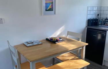 37 Gower holiday village Ty Seren Cosy 2 bedroom chalet with a seasonal indoor pool - Foto 8