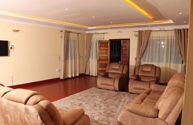 The Meru Manor is a Great Home set in Meru Town - Foto 6
