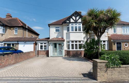 Pass the Keys Stunning Spacious Chessington Gem with Parking - Photo 47