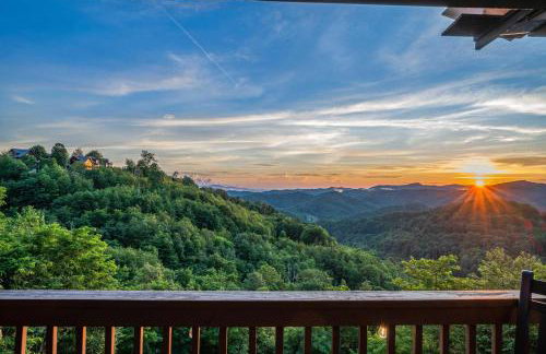 4BR Cabin with Ski Resort, Mtn Views & Hot Tub - Foto 78