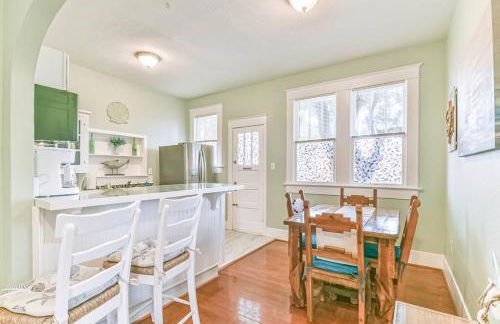 Coastal Blue Beach House with 3 Bedrooms and Just off the Seawall - Foto 10