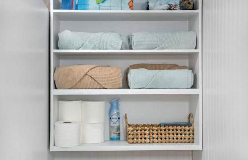 Stylish 1BR Apartment with AC Full Kitchen & WD - Just Steps to the Beach - Photo 18